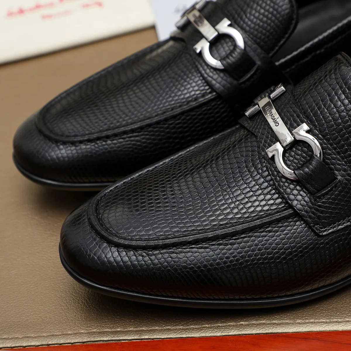 Men's shoes 250 🕷🕷🐂【Ferragamo】Ferragamo Popular fashionable casual shoes🇨🇳Official website counter 1:1 production, original mold opening💯Good quality can be seen, imported high-end first-layer pebbled calfskin, water-dyed🐂leather lining🌿very clear texture, high-quality waterproof, non-slip and wear-resistant outsole🎋high quality and low price, truly handmade🍓, color optional! Code number 38-44 (45. To be customized)